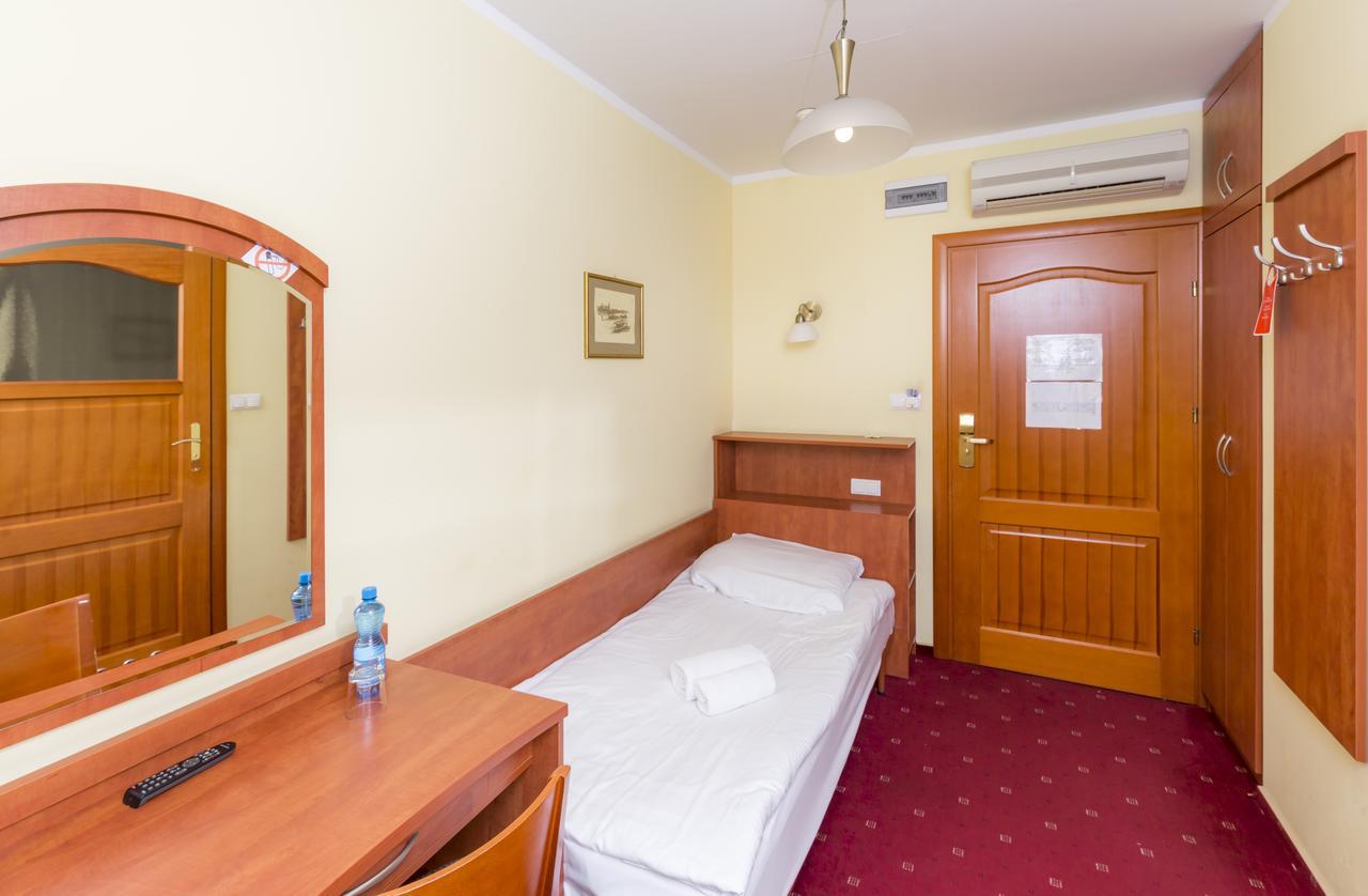 Hotel Bastion コストシン・ナド・オドロン エクステリア 写真